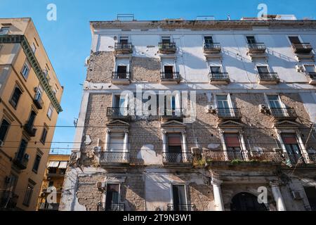 Naples, Italie - novembre 8 2023 : Architecture générique et vue sur la rue dans le centre-ville de Naples, Campanie Banque D'Images