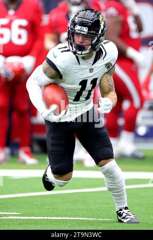 Houston, Texas, États-Unis. 26 novembre 2023. Parker Washington (11 ans), le Wide Receiver des Jaguars de Jacksonville, porte le ballon sur un retour au cours du premier quart-temps entre les Texans de Houston et les Jaguars de Jacksonville au NRG Stadium de Houston, Texas, le 26 novembre 2023. (Image de crédit : © Erik Williams/ZUMA Press Wire) USAGE ÉDITORIAL SEULEMENT! Non destiné à UN USAGE commercial ! Banque D'Images