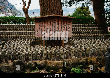 Statues Jizo en pierre au temple Hasedera à Kamakura Japon. Les divinités gardiennes des enfants Banque D'Images