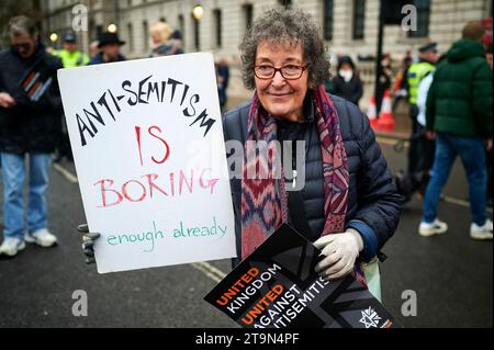 Londres, Royaume-Uni, 26 novembre 2023, manifestant avec une pancarte sur la place du Parlement lors de la marche contre l'antisémitisme dans le centre de Londres. Crédit : Antony Medley/Alamy Live News Banque D'Images