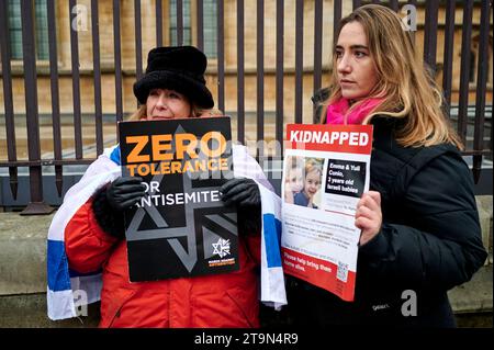 Londres, Royaume-Uni, 26 novembre 2023, manifestants avec des pancartes sur la place du Parlement lors de la marche contre l'antisémitisme dans le centre de Londres. Crédit : Antony Medley/Alamy Live News Banque D'Images