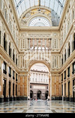 Naples, Italie - novembre 8 2023 : vue intérieure de la Galleria Umberto I, une galerie commerciale publique à Naples, Italie. Construit entre 1887 et 1890 Banque D'Images