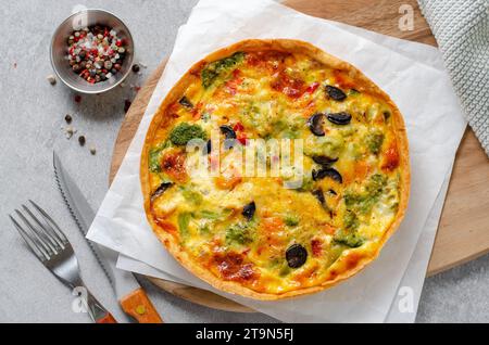Quiche aux légumes, tarte ouverte maison, tarte savoureuse sur fond lumineux Banque D'Images