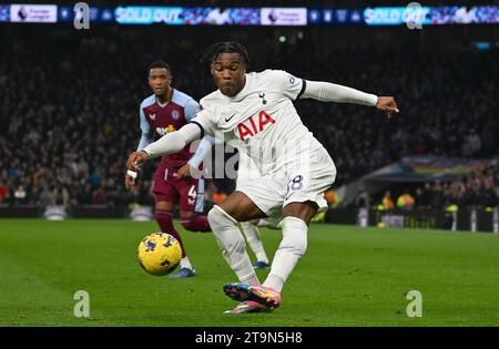 Londres, Royaume-Uni. 26 novembre 2023. Destiny Udogie de Tottenham Hotspur en action. Match de Premier League, Tottenham Hotspur contre Aston Villa au Tottenham Hotspur Stadium à Londres le dimanche 26 novembre 2023. Cette image ne peut être utilisée qu'à des fins éditoriales. Usage éditorial seulement photo de Sandra Mailer/Andrew Orchard photographie sportive/Alamy Live News crédit : Andrew Orchard photographie sportive/Alamy Live News Banque D'Images
