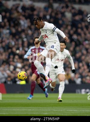 Londres, Royaume-Uni. 26 novembre 2023. Destiny Udogie de Tottenham Hotspur en action. Match de Premier League, Tottenham Hotspur contre Aston Villa au Tottenham Hotspur Stadium à Londres le dimanche 26 novembre 2023. Cette image ne peut être utilisée qu'à des fins éditoriales. Usage éditorial seulement photo de Sandra Mailer/Andrew Orchard photographie sportive/Alamy Live News crédit : Andrew Orchard photographie sportive/Alamy Live News Banque D'Images