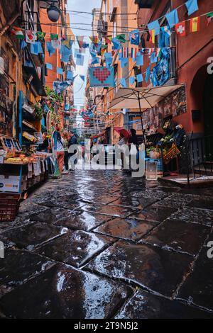 Naples, Italie - novembre 8 2023 : Architecture générique et vue sur la rue. Le quartier espagnol, Quartieri Spagnolion. Mouillez les cailloux un jour de pluie Banque D'Images