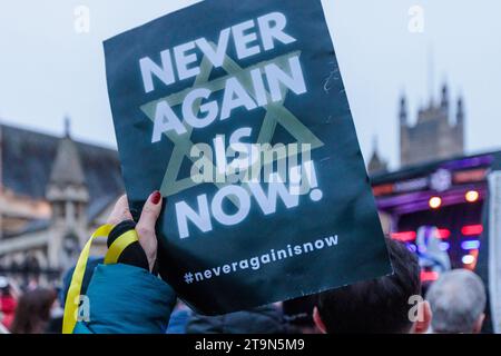 Marche contre l'antisémitisme, Londres, Royaume-Uni. 26 novembre 2023. Plus de 105 000 personnes se tenaient côte à côte avec les Juifs britanniques alors qu'ils marchaient de la Cour royale de justice à la place du Parlement. La marche, organisée par l’organisation caritative Campaign Against Antisemitism, est la plus grande manifestation contre l’antisémitisme depuis la bataille de Cable Street en 1936. Photo par Amanda Rose/Alamy Live News Banque D'Images