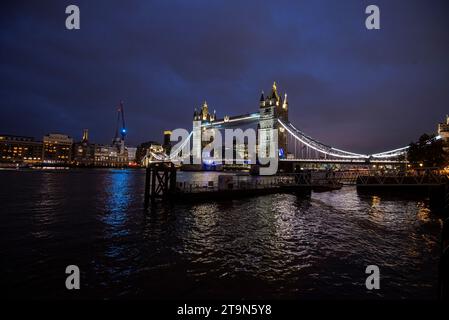 Tower Bridge enjambant la Tamise alors que la nuit arrive un soir de novembre, Londres, Angleterre, Royaume-Uni Banque D'Images