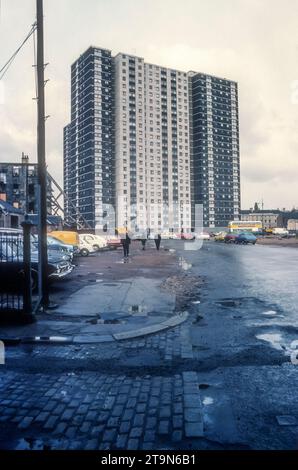 Norfolk court dans la région Lauriston Gorbals de Glasgow a été achevé en 1973 dans le cadre du nouveau développement de la zone de développement global Gorbals. L'intention était de démolir les taudis et de les remplacer par des lotissements modernes à haute densité composés d'appartements de grande hauteur et de faible hauteur. Norfolk court a été démoli à son tour le 8 mai 2016 pour permettre le réaménagement de la région. Banque D'Images