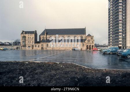 Photographie d'archive de 1977 de St. Jean l'Evangéliste, église catholique romaine sur la rue Portugal dans le Lauriston Gorbals, Glasgow. L'église a été construite en 1846 et fermée et démolie en 1982. Le site a maintenant été aménagé pour le logement. Banque D'Images