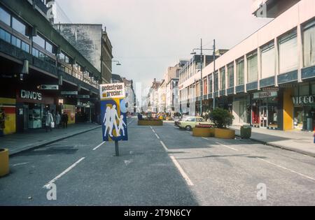 Photographie d'archive de 1977 de Sauchiehall Street, Glasgow, comme une zone piétonne avant la piétonnisation complète. Vue vers l'ouest avec le restaurant italien Dino's sur la gauche au 35-41 Sauchiehall Street, sur le site maintenant occupé par la Halifax Building Society. Banque D'Images