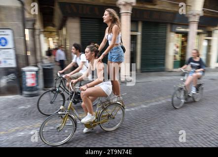 Padoue, Italie - 15 juin 2019 : les jeunes montent à vélo dans la rue de Padoue. Banque D'Images