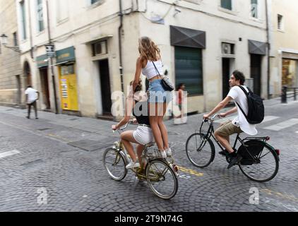 Padoue, Italie - 15 juin 2019 : les jeunes montent à vélo dans la rue de Padoue. Banque D'Images