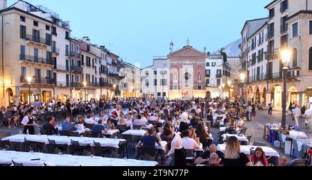 Padoue, Italie - 15 juin 2019 : les gens dans le café et restaurant de la Piazza dei Signori dans le centre de Padoue. Banque D'Images