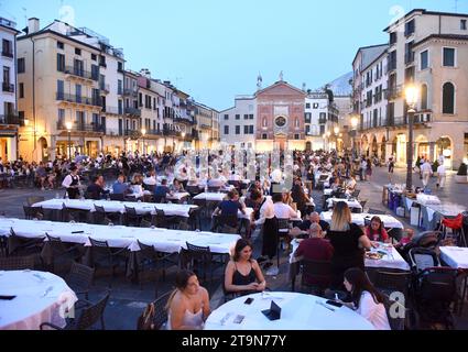 Padoue, Italie - 15 juin 2019 : les gens dans le café et restaurant de la Piazza dei Signori dans le centre de Padoue. Banque D'Images