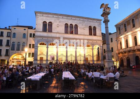 Padoue, Italie - 15 juin 2019 : les gens dans le café et restaurant de la Piazza dei Signori dans le centre de Padoue. Banque D'Images