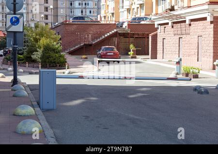 Porte automatique fermée de la barrière. Système de sécurité automatique, entrée sur le territoire Banque D'Images