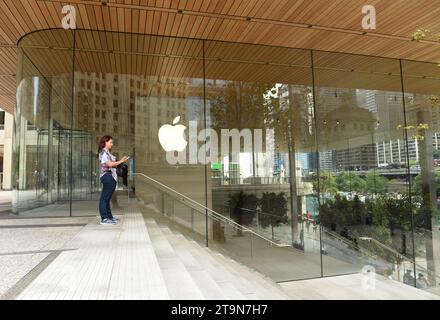 Chicago, États-Unis - 04 juin 2018 : Femme près de l'Apple Store sur Michigan Avenue à Chicago, Illinois. Banque D'Images