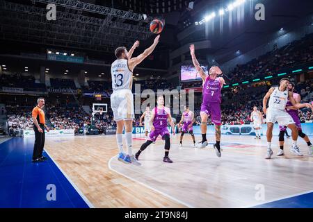 Madrid, Espagne. 26 novembre 2023. Sergio Rodr'Guez (à gauche) du Real Madrid et Juan Rubio (à droite) du Morabanc Andorra vus en action lors du match de Liga Endesa entre le Real Madrid et le Morabanc Andorra au Wizink Center. Score final ; Real Madrid 85:76 Morabanc Andorre. Crédit : SOPA Images Limited/Alamy Live News Banque D'Images