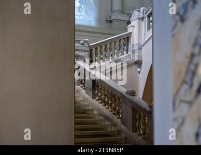 21.11.2023, Österreich, die Hauptstadt Wien. Weltmuseum in der Hofburg, Das Weltmuseum Wien, ein ethnographisches Museum und beherbergt einige der weltweit wichtigsten außereuropäischen Sammlungen. Marmor-Stiege zu den oberen Ausstellungsräumen. 21.11.2023, Wien in Österreich 21.11.2023, Wien in Österreich *** 21 11 2023, Autriche, la capitale Vienna World Museum in the Hofburg, le World Museum Vienne, un musée ethnographique qui abrite quelques-unes des collections non européennes les plus importantes du monde escalier en marbre vers les salles d'exposition supérieures 21 11 2023, Vienne en Autriche 21 11 2023, Vienne en au Banque D'Images