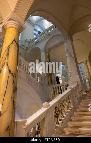 21.11.2023, Österreich, die Hauptstadt Wien. Weltmuseum in der Hofburg, Das Weltmuseum Wien, ein ethnographisches Museum und beherbergt einige der weltweit wichtigsten außereuropäischen Sammlungen. Marmor-Stiege zu den oberen Ausstellungsräumen. 21.11.2023, Wien in Österreich 21.11.2023, Wien in Österreich *** 21 11 2023, Autriche, la capitale Vienna World Museum in the Hofburg, le World Museum Vienne, un musée ethnographique qui abrite quelques-unes des collections non européennes les plus importantes du monde escalier en marbre vers les salles d'exposition supérieures 21 11 2023, Vienne en Autriche 21 11 2023, Vienne en au Banque D'Images
