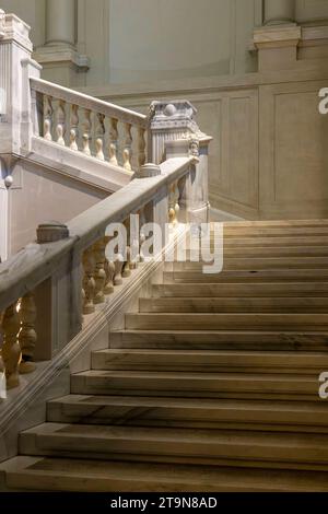 21.11.2023, Österreich, die Hauptstadt Wien. Weltmuseum in der Hofburg, Das Weltmuseum Wien, ein ethnographisches Museum und beherbergt einige der weltweit wichtigsten außereuropäischen Sammlungen. Marmor-Stiege zu den oberen Ausstellungsräumen. 21.11.2023, Wien in Österreich 21.11.2023, Wien in Österreich *** 21 11 2023, Autriche, la capitale Vienna World Museum in the Hofburg, le World Museum Vienne, un musée ethnographique qui abrite quelques-unes des collections non européennes les plus importantes du monde escalier en marbre vers les salles d'exposition supérieures 21 11 2023, Vienne en Autriche 21 11 2023, Vienne en au Banque D'Images