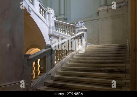 21.11.2023, Österreich, die Hauptstadt Wien. Weltmuseum in der Hofburg, Das Weltmuseum Wien, ein ethnographisches Museum und beherbergt einige der weltweit wichtigsten außereuropäischen Sammlungen. Marmor-Stiege zu den oberen Ausstellungsräumen. 21.11.2023, Wien in Österreich 21.11.2023, Wien in Österreich *** 21 11 2023, Autriche, la capitale Vienna World Museum in the Hofburg, le World Museum Vienne, un musée ethnographique qui abrite quelques-unes des collections non européennes les plus importantes du monde escalier en marbre vers les salles d'exposition supérieures 21 11 2023, Vienne en Autriche 21 11 2023, Vienne en au Banque D'Images