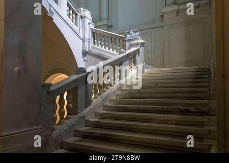 21.11.2023, Österreich, die Hauptstadt Wien. Weltmuseum in der Hofburg, Das Weltmuseum Wien, ein ethnographisches Museum und beherbergt einige der weltweit wichtigsten außereuropäischen Sammlungen. Marmor-Stiege zu den oberen Ausstellungsräumen. 21.11.2023, Wien in Österreich 21.11.2023, Wien in Österreich *** 21 11 2023, Autriche, la capitale Vienna World Museum in the Hofburg, le World Museum Vienne, un musée ethnographique qui abrite quelques-unes des collections non européennes les plus importantes du monde escalier en marbre vers les salles d'exposition supérieures 21 11 2023, Vienne en Autriche 21 11 2023, Vienne en au Banque D'Images