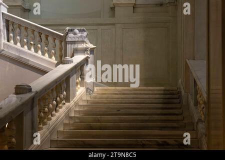 21.11.2023, Österreich, die Hauptstadt Wien. Weltmuseum in der Hofburg, Das Weltmuseum Wien, ein ethnographisches Museum und beherbergt einige der weltweit wichtigsten außereuropäischen Sammlungen. Marmor-Stiege zu den oberen Ausstellungsräumen. 21.11.2023, Wien in Österreich 21.11.2023, Wien in Österreich *** 21 11 2023, Autriche, la capitale Vienna World Museum in the Hofburg, le World Museum Vienne, un musée ethnographique qui abrite quelques-unes des collections non européennes les plus importantes du monde escalier en marbre vers les salles d'exposition supérieures 21 11 2023, Vienne en Autriche 21 11 2023, Vienne en au Banque D'Images