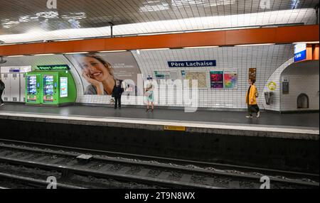 Paris, France. 1 juillet 2022. La station de métro du célèbre cimetière historique du Père Lachaise. Les gens sur le quai attendent le train. Banque D'Images
