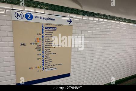 Paris, France. 1 juillet 2022. La station de métro du célèbre cimetière historique du Père Lachaise. Sur la carte, la séquence des arrêts suivants. Espace de copie Banque D'Images