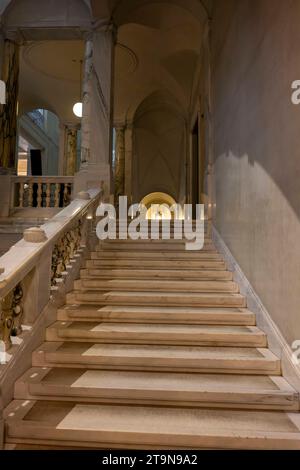 21.11.2023, Österreich, die Hauptstadt Wien. Weltmuseum in der Hofburg, Das Weltmuseum Wien, ein ethnographisches Museum und beherbergt einige der weltweit wichtigsten außereuropäischen Sammlungen. Marmor-Stiege zu den oberen Ausstellungsräumen. 21.11.2023, Wien in Österreich 21.11.2023, Wien in Österreich *** 21 11 2023, Autriche, la capitale Vienna World Museum in the Hofburg, le World Museum Vienne, un musée ethnographique qui abrite quelques-unes des collections non européennes les plus importantes du monde escalier en marbre vers les salles d'exposition supérieures 21 11 2023, Vienne en Autriche 21 11 2023, Vienne en au Banque D'Images