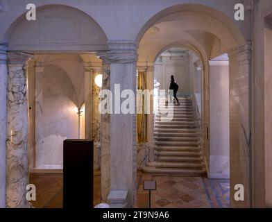 21.11.2023, Österreich, die Hauptstadt Wien. Weltmuseum in der Hofburg, Das Weltmuseum Wien, ein ethnographisches Museum und beherbergt einige der weltweit wichtigsten außereuropäischen Sammlungen. Marmor-Stiege zu den oberen Ausstellungsräumen. 21.11.2023, Wien in Österreich 21.11.2023, Wien in Österreich *** 21 11 2023, Autriche, la capitale Vienna World Museum in the Hofburg, le World Museum Vienne, un musée ethnographique qui abrite quelques-unes des collections non européennes les plus importantes du monde escalier en marbre vers les salles d'exposition supérieures 21 11 2023, Vienne en Autriche 21 11 2023, Vienne en au Banque D'Images