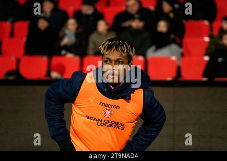 Aalborg, Danemark. 26 novembre 2023. Emmanuel Toku d'Aalborg BK s'échauffe lors du match NordicBet Liga entre Aalborg BK et Hobro IK à Aalborg Portland Park à Aalborg. (Crédit photo : Gonzales photo/Alamy Live News Banque D'Images