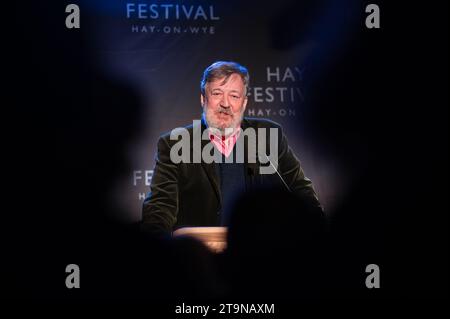 Hay-on-Wye, pays de Galles, Royaume-Uni. Dimanche 26 novembre 2023. Stephen Fry au Hay Festival Winter Weekend. Crédit : Sam Hardwick/Alamy Live News. Banque D'Images