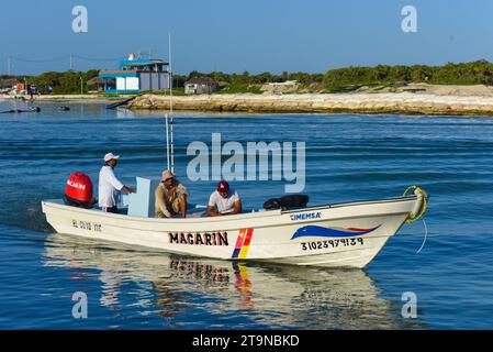 Pêcheurs en mer dans le village de pêcheurs d'El Cuyo, Yucatan, Mexique Banque D'Images