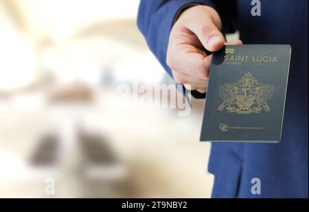 Main tenant un nouveau passeport Sainte-Lucie, investissement dans le passeport Banque D'Images