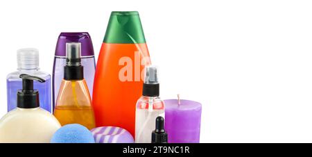 Shampooings et autres accessoires de bain isolés sur un fond blanc. Photo large. Espace libre pour le texte. Banque D'Images