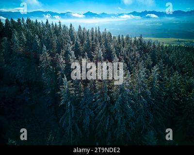 Photo aérienne montagne Auerberg avec l'église St.Georg et le paysage environnant, avec les Alpes le 23 novembre 2023 à Stoetten am Auerberg, Bavière, Allemagne. Crédit : Imago/Alamy Live News Banque D'Images