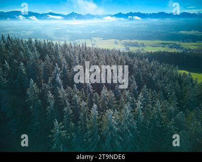 Photo aérienne montagne Auerberg avec l'église St.Georg et le paysage environnant, avec les Alpes le 23 novembre 2023 à Stoetten am Auerberg, Bavière, Allemagne. Crédit : Imago/Alamy Live News Banque D'Images