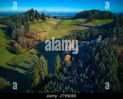 Photo aérienne montagne Auerberg avec l'église St.Georg et le paysage environnant, avec les Alpes le 23 novembre 2023 à Stoetten am Auerberg, Bavière, Allemagne. Crédit : Imago/Alamy Live News Banque D'Images