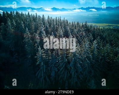 Photo aérienne montagne Auerberg avec l'église St.Georg et le paysage environnant, avec les Alpes le 23 novembre 2023 à Stoetten am Auerberg, Bavière, Allemagne. Crédit : Imago/Alamy Live News Banque D'Images