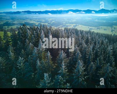 Photo aérienne montagne Auerberg avec l'église St.Georg et le paysage environnant, avec les Alpes le 23 novembre 2023 à Stoetten am Auerberg, Bavière, Allemagne. Crédit : Imago/Alamy Live News Banque D'Images