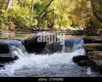 Vue au niveau de la surface d'une petite cascade sur des rochers à Big Creek ou Vickery Creek dans la Chattahoochee River National Recreation Area à Roswell, GA Banque D'Images