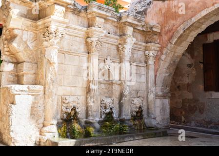 Réthymnon, Crète - Grèce - 25 septembre 2023 : la fontaine Rimondi, construite en 1626, sur la place Petichaki à Réthymnon, Crète, Grèce. Banque D'Images