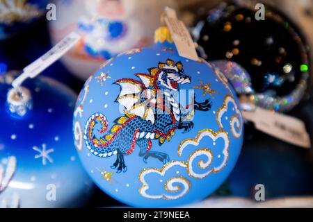 Gros plan de jouets d'arbre de Noël sur un comptoir dans un magasin de Moscou à la veille de l'année du Dragon, Russie Banque D'Images