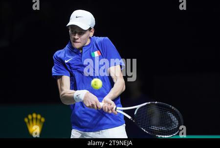 L'Italien Jannik Sinner en action contre l'australien Alex de Minaur lors de la finale de la coupe Davis 2023 au Palacio de Deportes Jose Maria Martin Carpena à Malaga, Espagne. Date de la photo : dimanche 26 novembre 2023. Banque D'Images