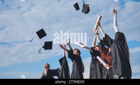 L'obtention du diplôme Caps jetée en l'air Banque D'Images