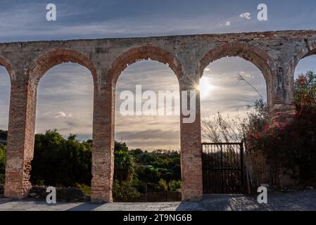 Tablazo ou aqueduc d'eau de fer dans la ville de Nerja dans un état délabré. Banque D'Images