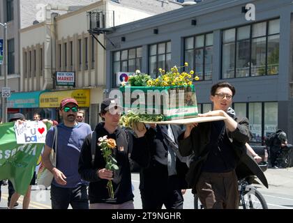 San Francisco, CA - 3 juin 2023 : manifestants marchant dans un enterrement pour les transports en commun défilant vers l'hôtel de ville. Banque D'Images